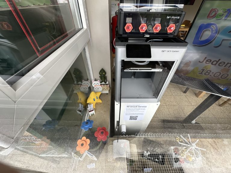Ein Blick durchs Schaufenster – Unser längster 3D-Druck läuft!