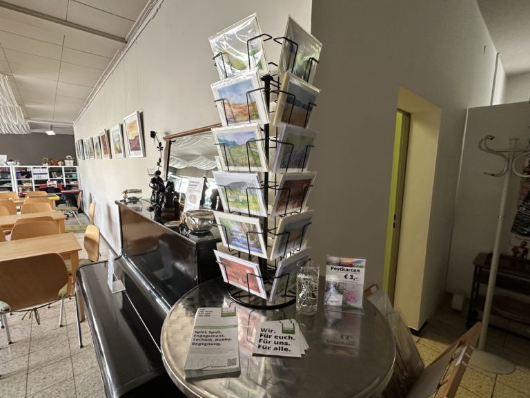 Neuer Postkartenständer für Kunst im Bürgerforum