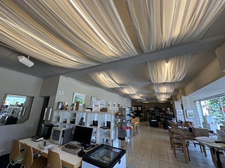 Aufenthaltsbereich mit neuer LED-Beleuchtung