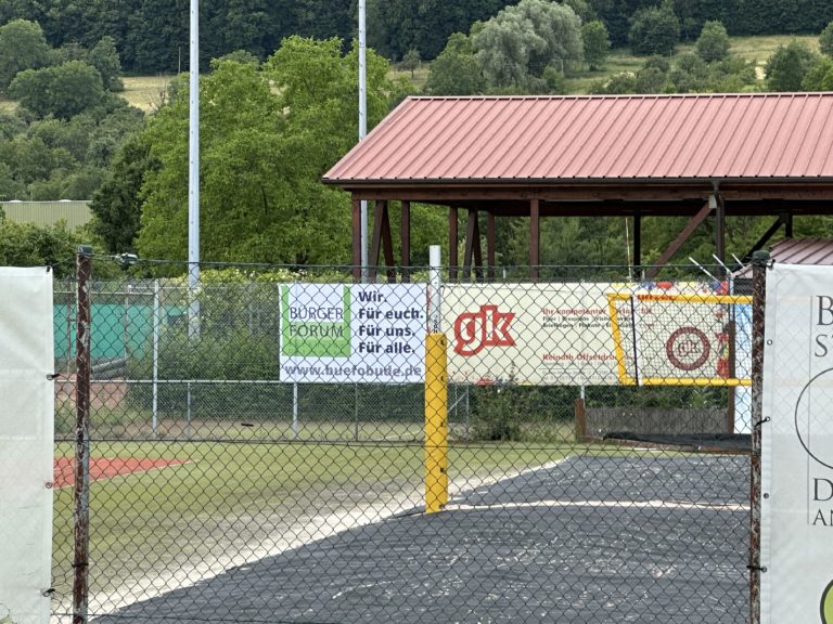 Wir sind jetzt am Beachvolleyballfeld präsent 