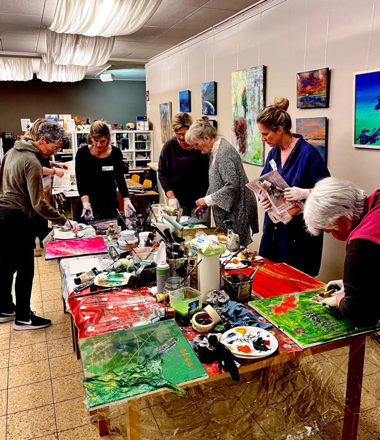 Kreativität ohne Grenzen: Workshop „Abstrakt Malen“ im Bürgerforum Buchhalde begeistert Teilnehmende