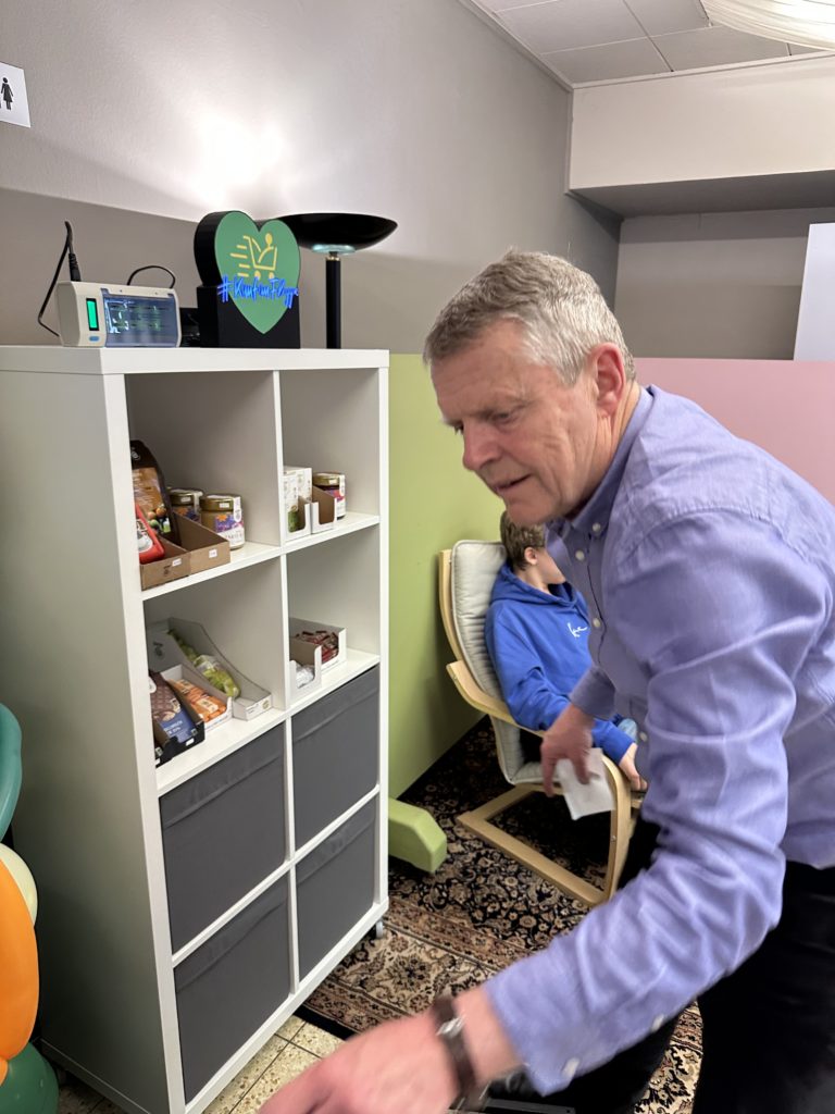 Kleines Versorgungsregal im Bürgerforum Buchhalde Dettingen – ein weiterer Schritt für mehr Nahversorgung